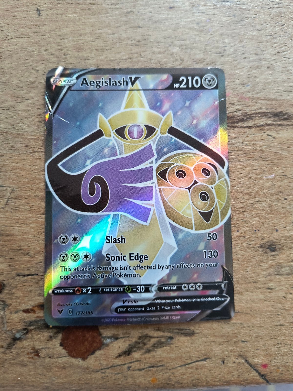 Aegislash V (177/185) Pokémon kaart met kras/vouw, Ophalen of Verzenden, Gebruikt, Losse kaart