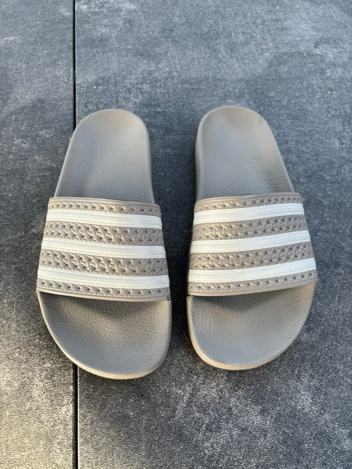Originele adidas slippers, Slippers, Ophalen of Verzenden, Zo goed als nieuw, Grijs