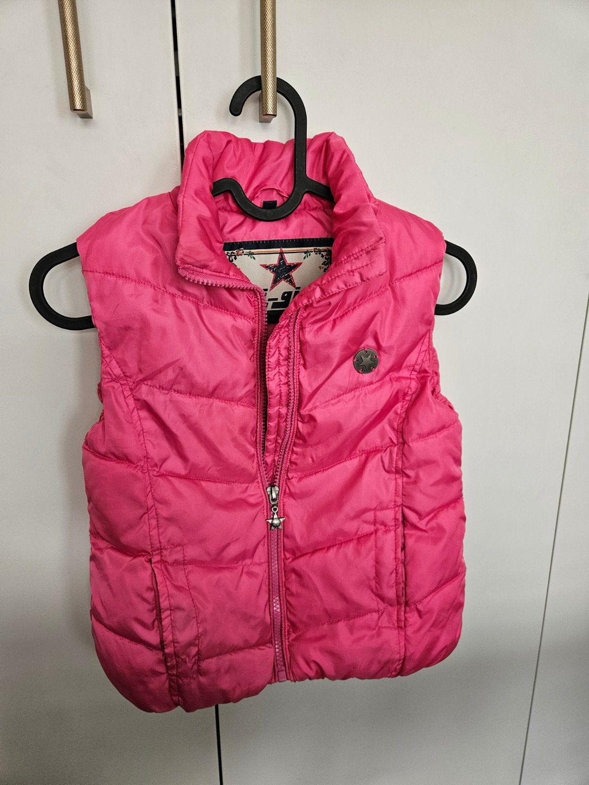 Roze gewatteerde bodywarmer voor meisjes - Maat 110, Gebruikt, Ophalen of Verzenden, Jas, I-girl