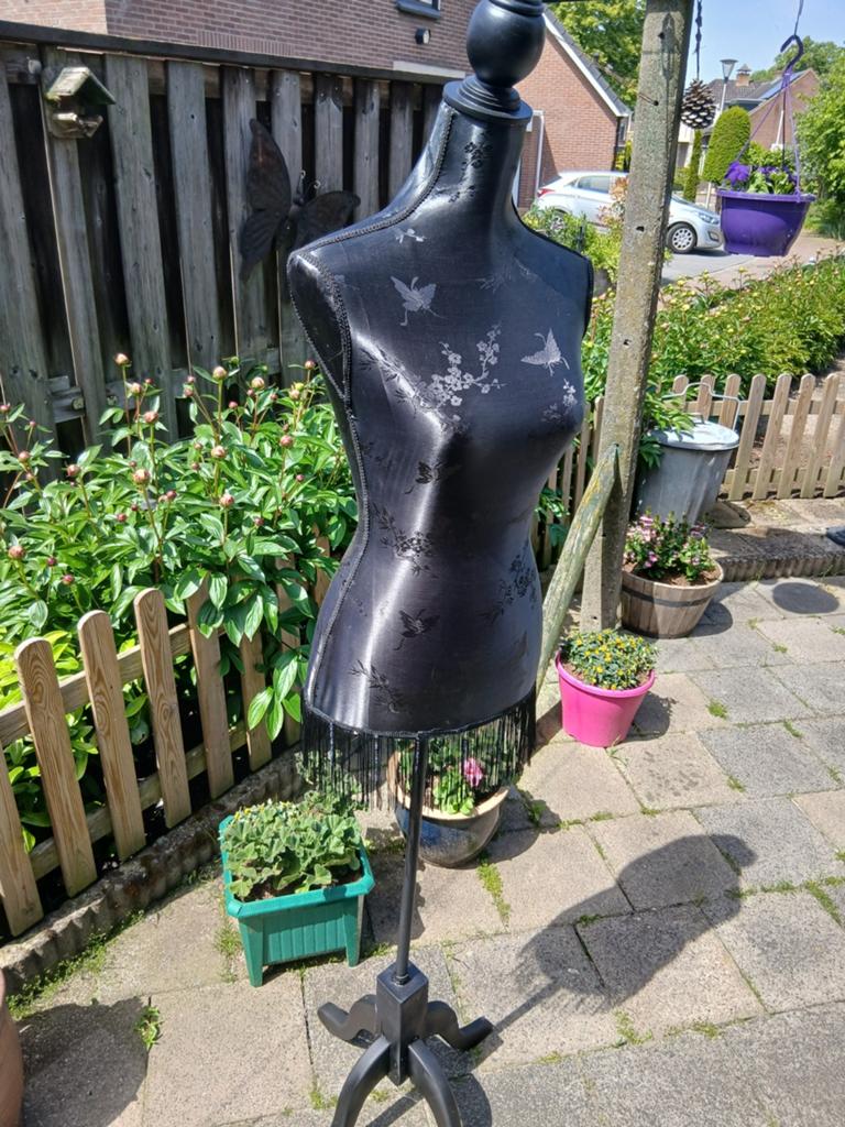 Zwart paspop met standaard en franjes, Kleding | Dames, Overige Dameskleding, Ophalen