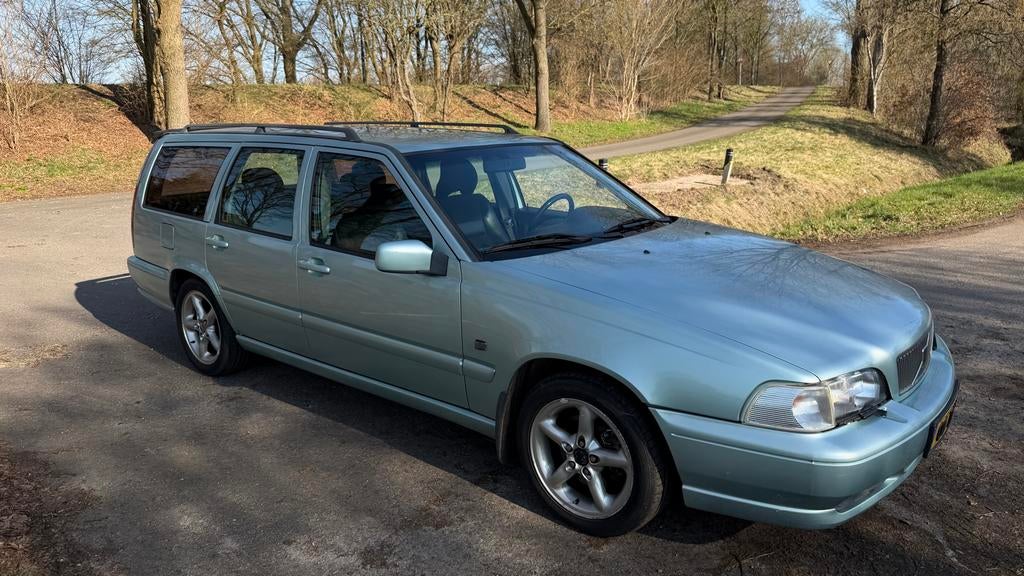 Volvo V70 2.5 AUT hand gas en rem, Auto's, Zwart, V70, Particulier, 1600 kg