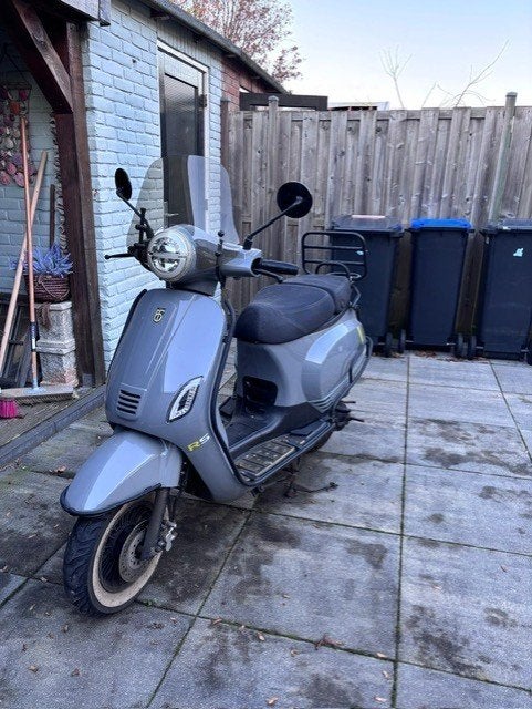 Scooter BTC Riva 2020 Blauw Kenteken incl. nieuwe helm, Fietsen en Brommers, Snorfietsen en Snorscooters, Gebruikt, Benzine, Ophalen