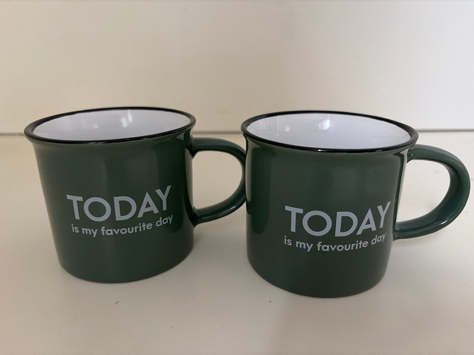 Gusta 2 groene mokken met tekst "Today is my favourite day, Ophalen of Verzenden, Steen/keramiek, Overige merken, Groen