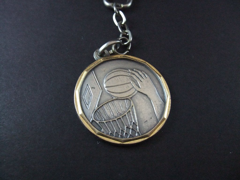 Hand die een basketbal in een basket scoort (basketbalbord), Ophalen of Verzenden