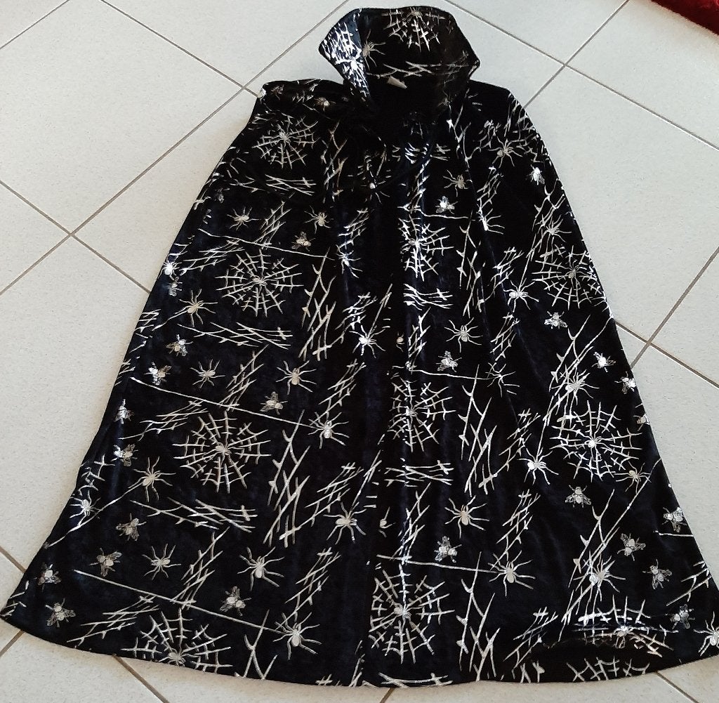 carnaval Partyxplosion zwart velvet cape met spinnen mt 152, Kinderen en Baby's, Kinderkleding | Maat 152, Ophalen, Overige typen