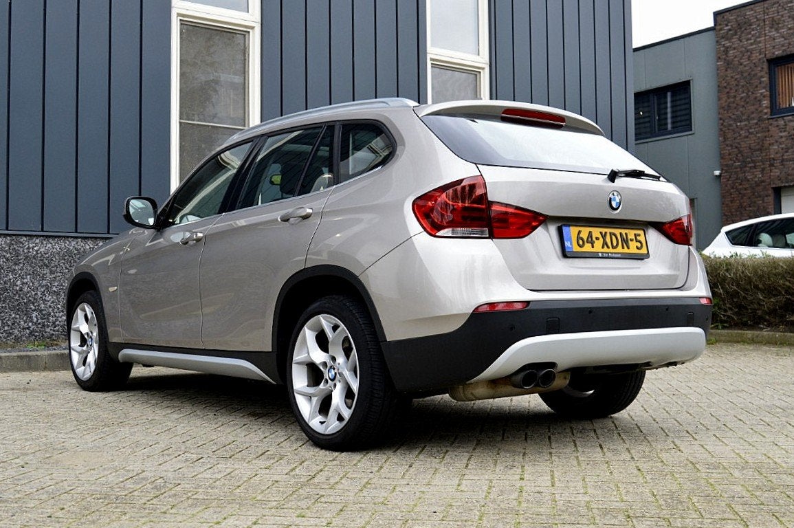 BMW X1 sDrive20i Rijklaarprijs-Garantie Navigatie Sport Inte, Auto's, 4 cilinders, Grijs, 184 pk, SUV of Terreinwagen