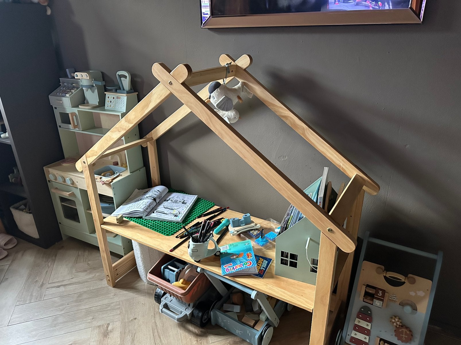 Kinder buro huisje, Ophalen, Zo goed als nieuw, Hout