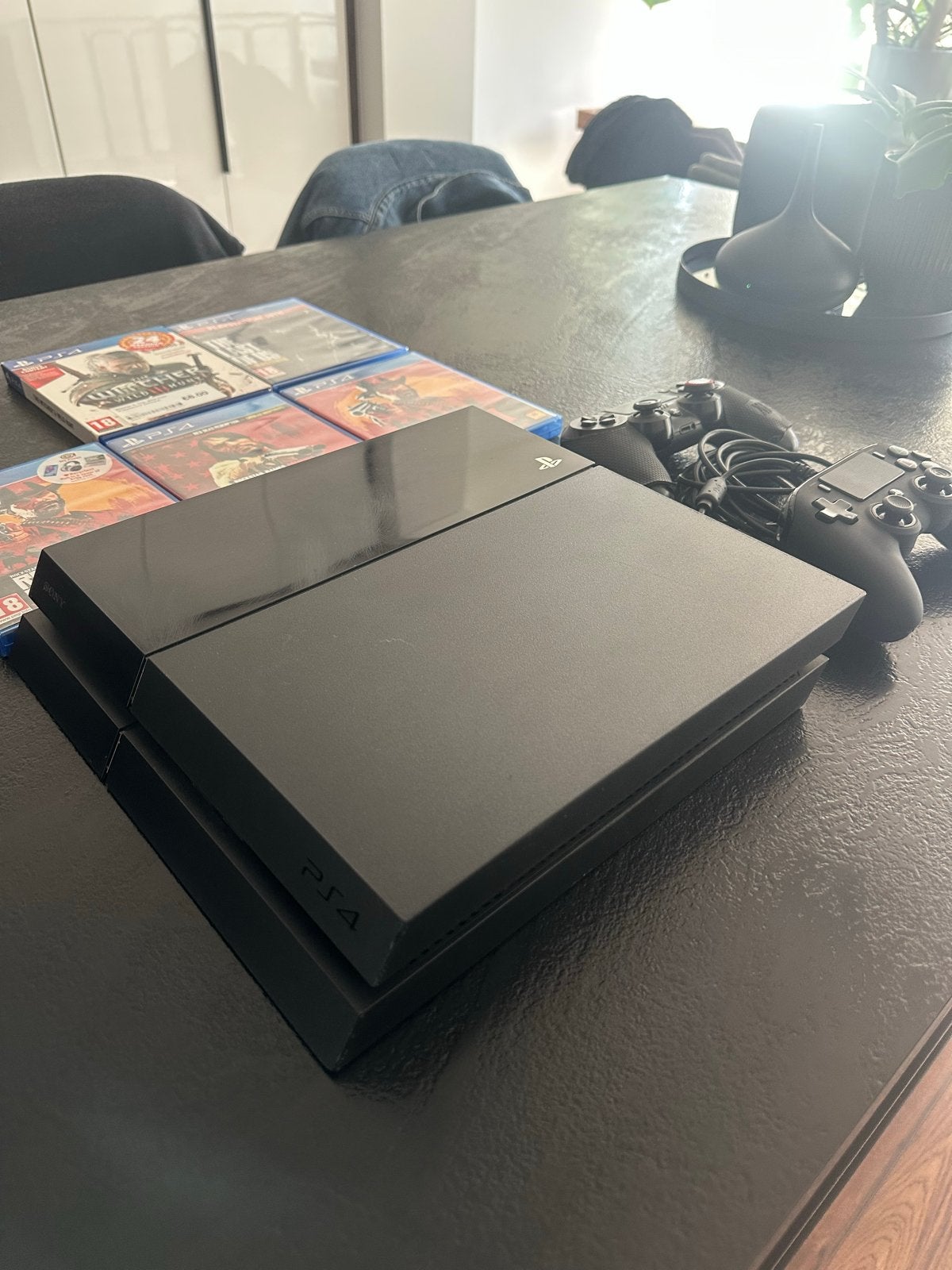 PS4 Slim met 5 games en 2 controllers, Gebruikt, Vanaf 18 jaar, 1 speler, Eén computer