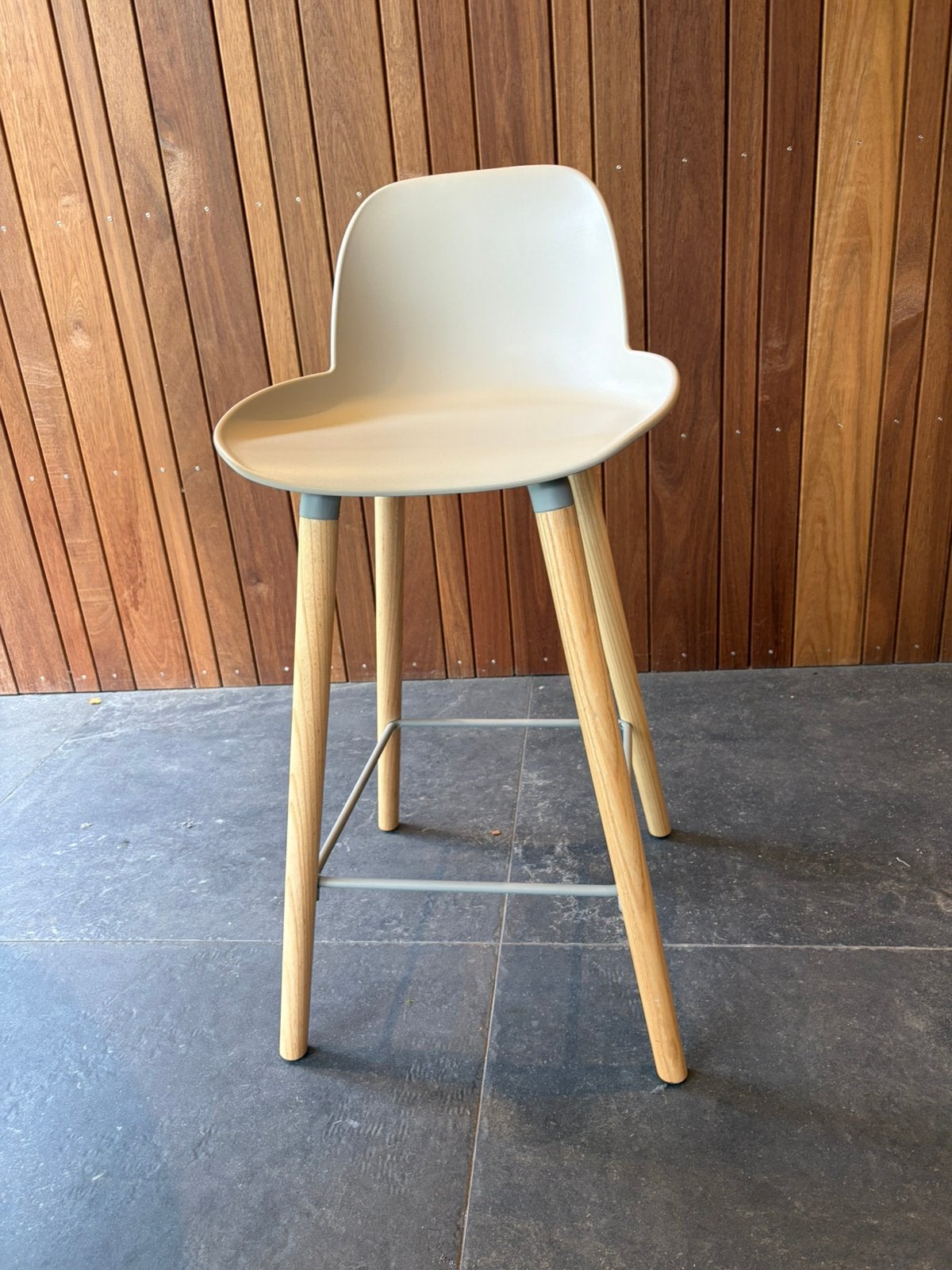 Moderne grijze barstoelen met  essenhouten poten van Zuiver, Huis en Inrichting, Met voetsteun, 60 tot 90 cm, Zo goed als nieuw