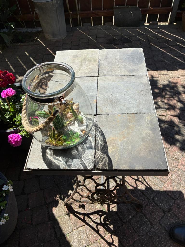 Tuintafel met gietijzer ondersstel van naaimachine, Ophalen, Gebruikt