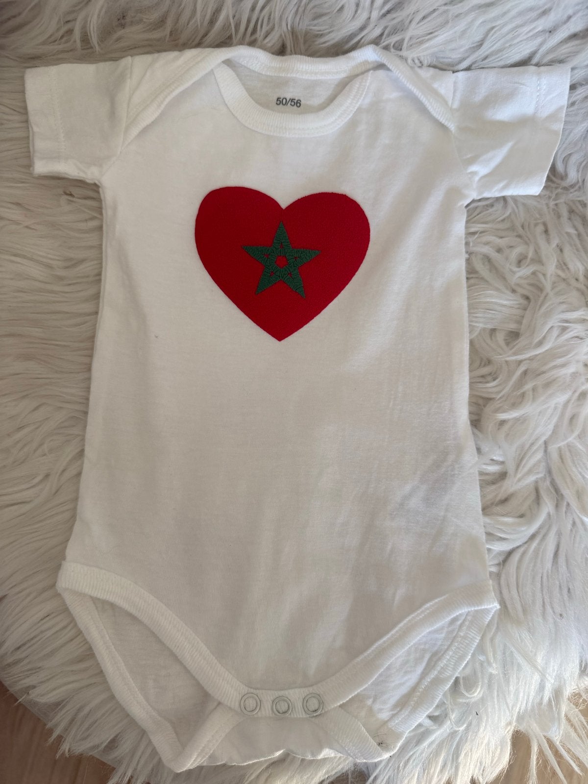 Baby romper met Marokkaanse vlag hartje, Kinderen en Baby's, Ophalen of Verzenden, Zo goed als nieuw, Jongetje of Meisje, Nacht- of Onderkleding