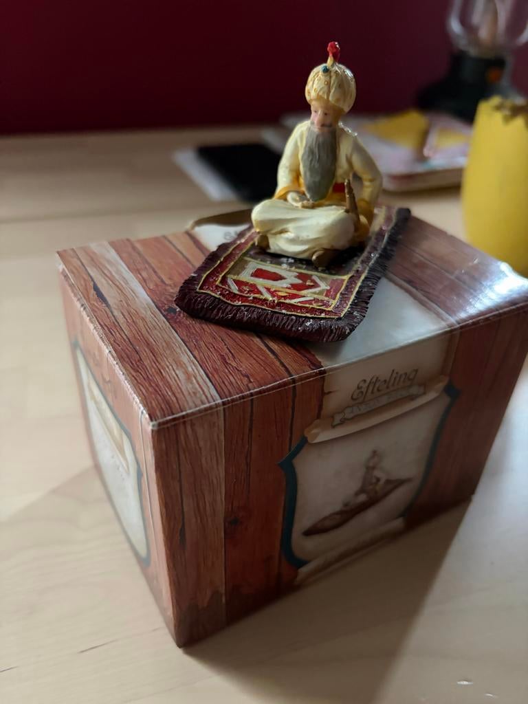 Efteling Beeldje: Oosterse Man op Vliegend Tapijt, Verzamelen, Efteling, Ophalen of Verzenden, Gebruikt, Beeldje of Poppetje