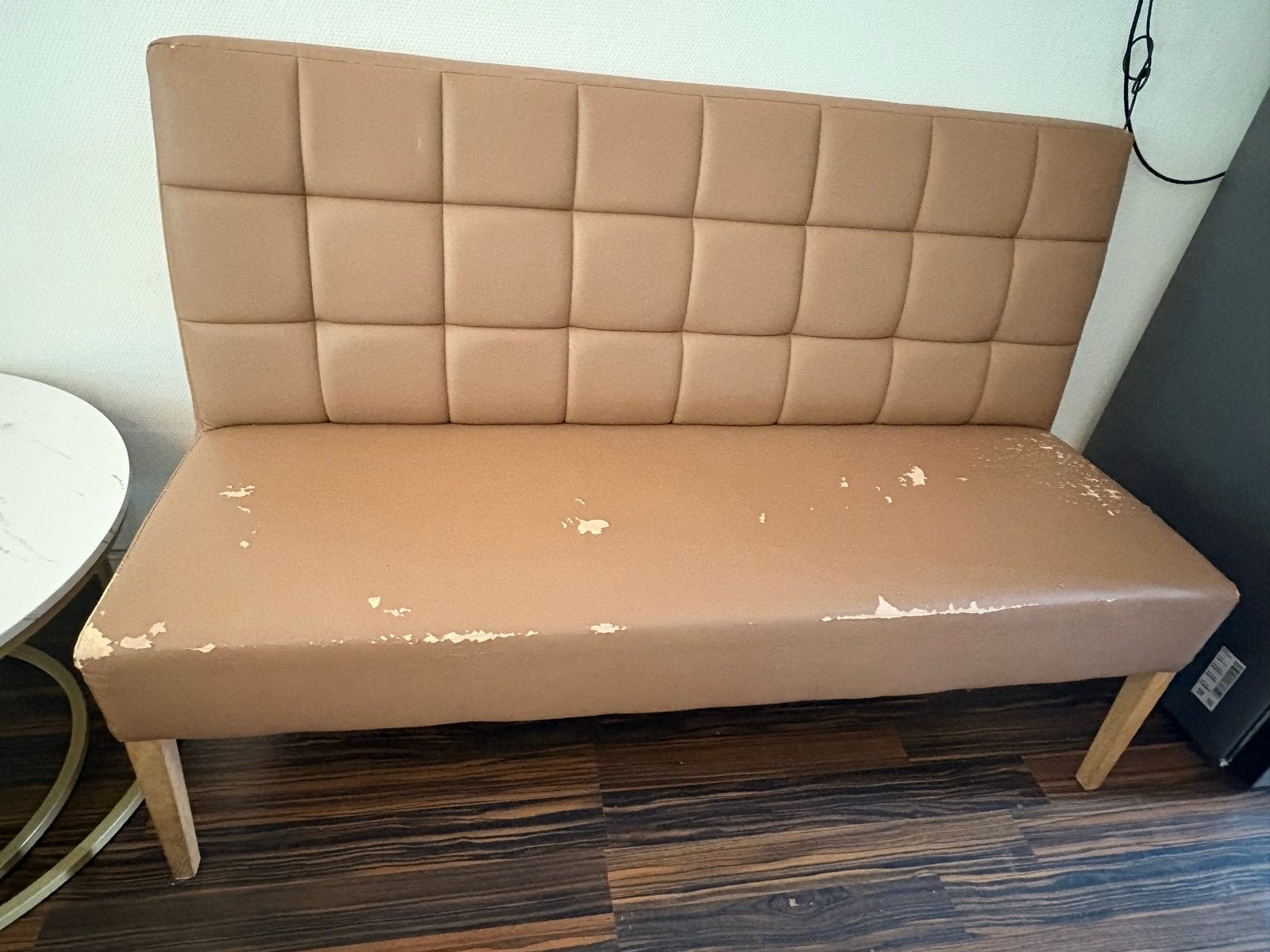 Gratis af te halen: Sofa met gebruikssporen, Ophalen, Kunststof, Gebruikt, 150 tot 200 cm