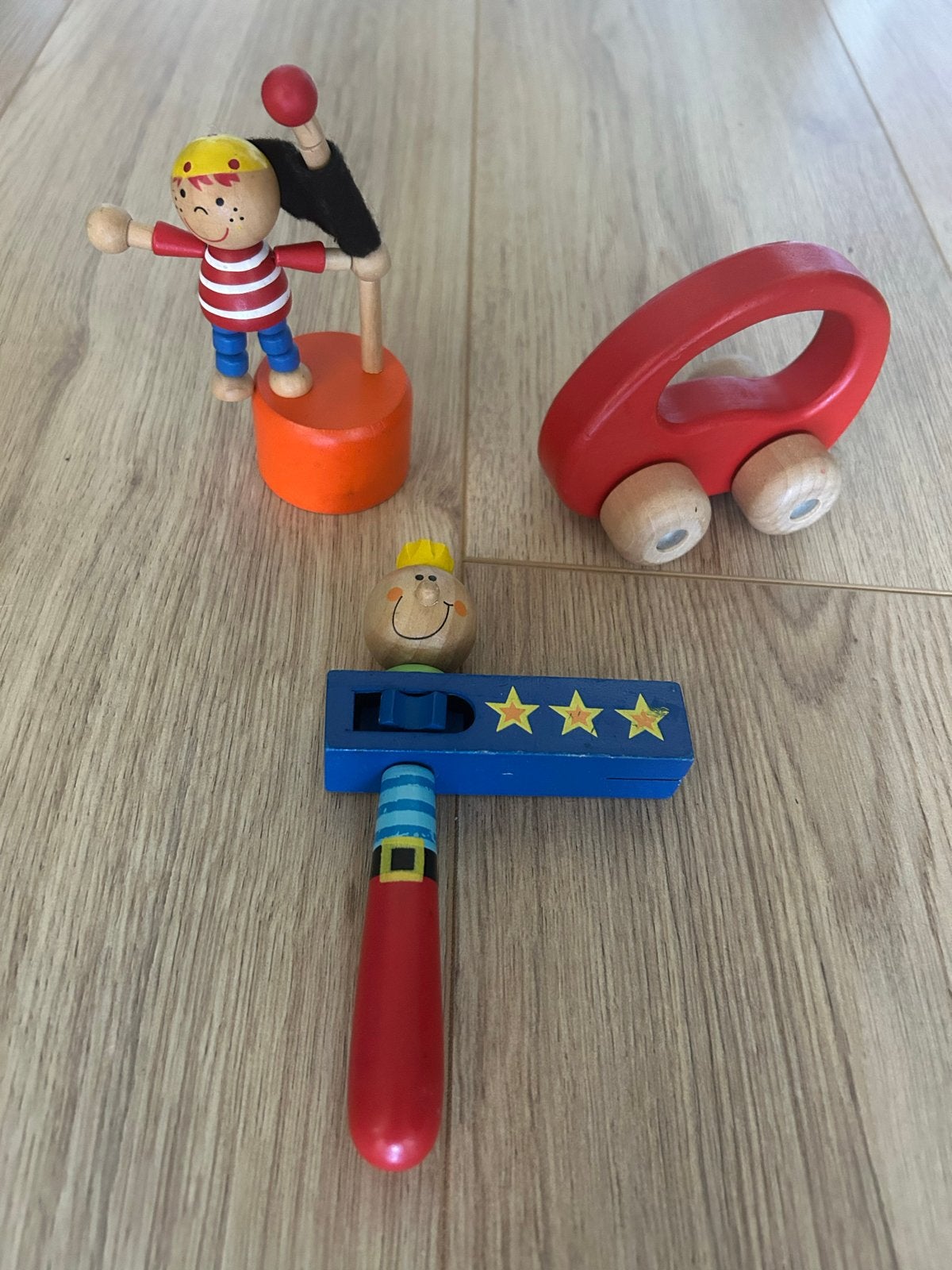 Houten speelgoed set: ratel, Goki auto, beweegbaar poppetje, Ophalen of Verzenden, Zo goed als nieuw, Overige typen