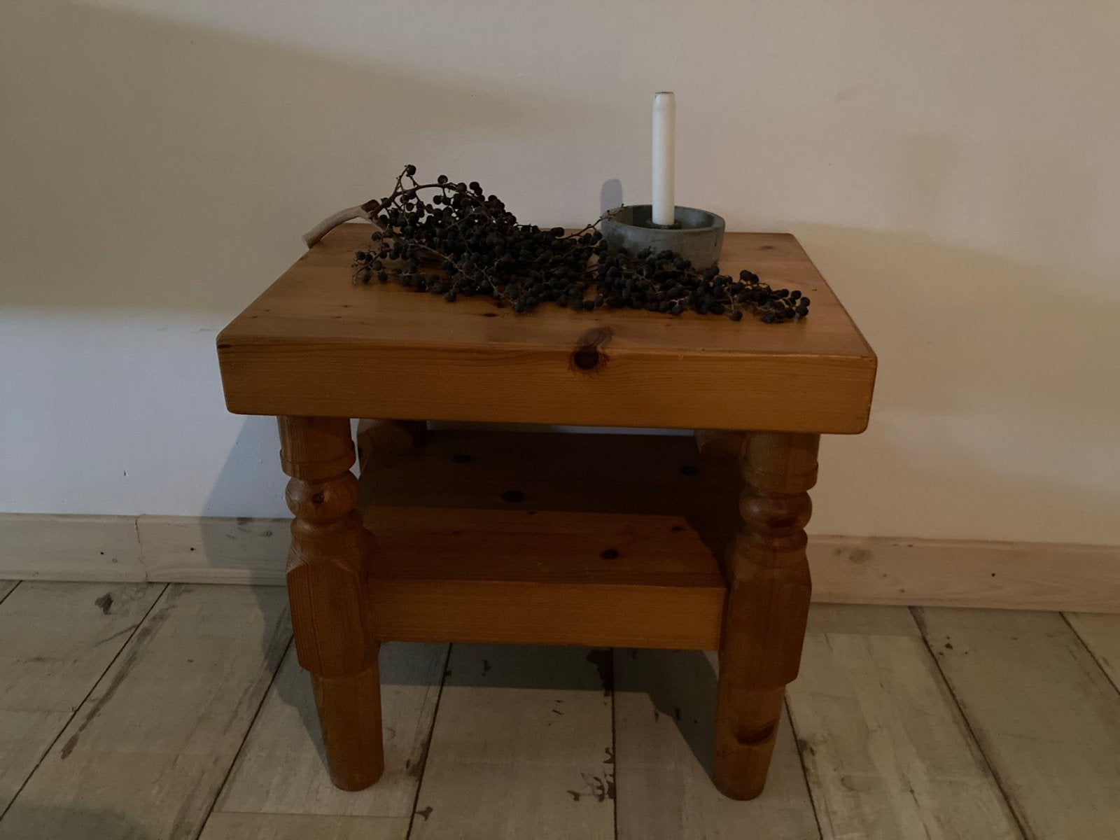Massief houten bijzettafel/nachtkastje met plateau, Minder dan 55 cm, Zo goed als nieuw, Overige vormen, Hout
