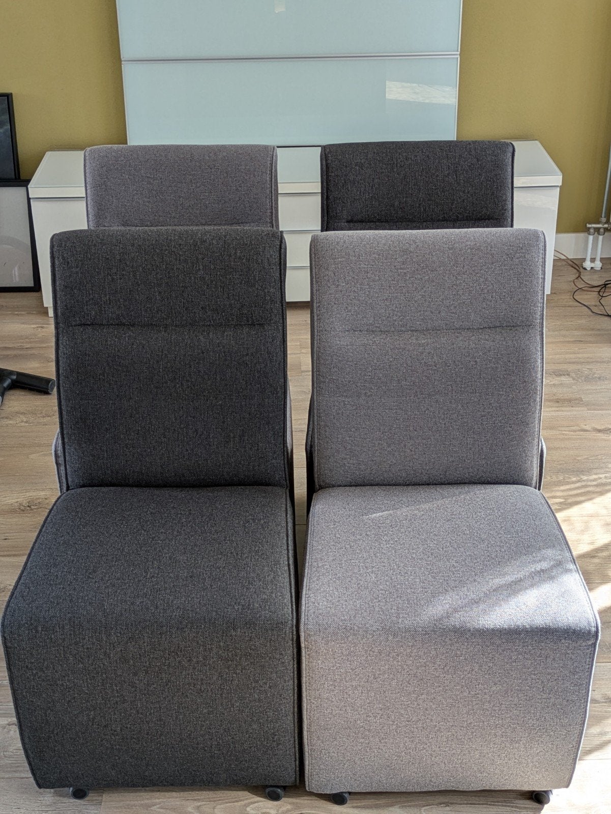 4 verrijdbare eetkamerstoelen 'dark grey' & 'antraciet', Ophalen, Zo goed als nieuw, Vier, Modern