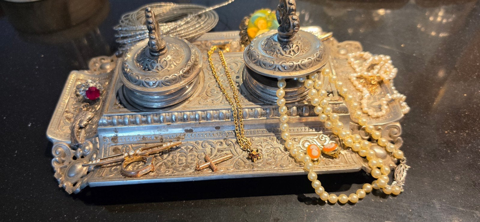 Diverse sieraden collectie op zilverkleurig dienblad, Ophalen of Verzenden, Goud, Ketting, Met edelsteen