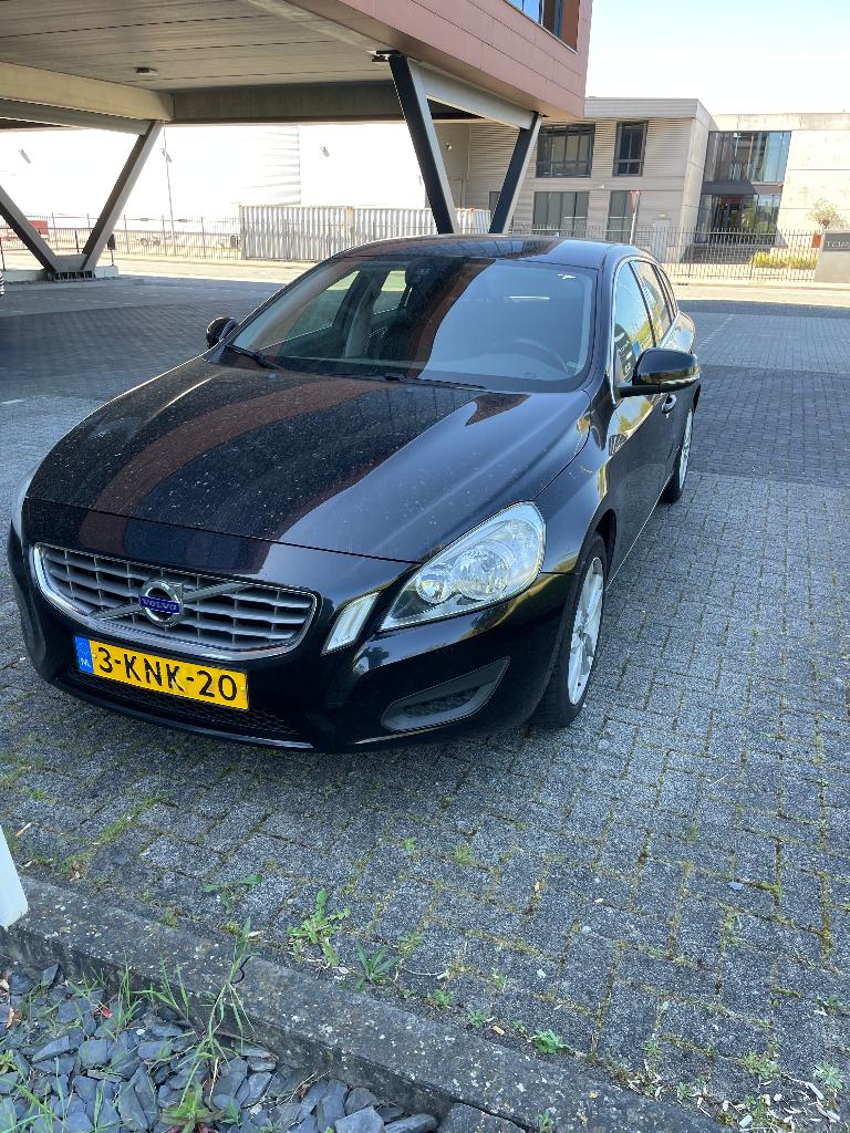 Volvo V60 T3 150pk Powershift 2013 Zwart, Auto's, Volvo, Zwart, 4 cilinders, Parkeersensor, Particulier