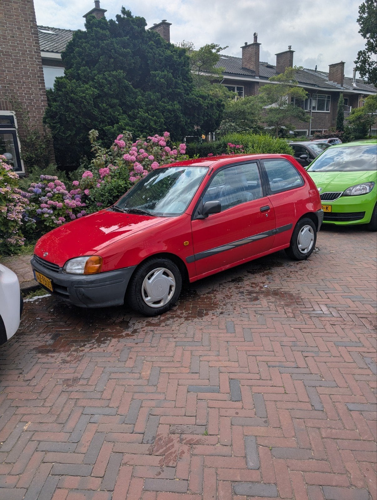 Toyota Starlet 1.3 16V AUT 1996 Rood, Auto's, Toyota, Stof, 4 cilinders, Starlet, 400 kg