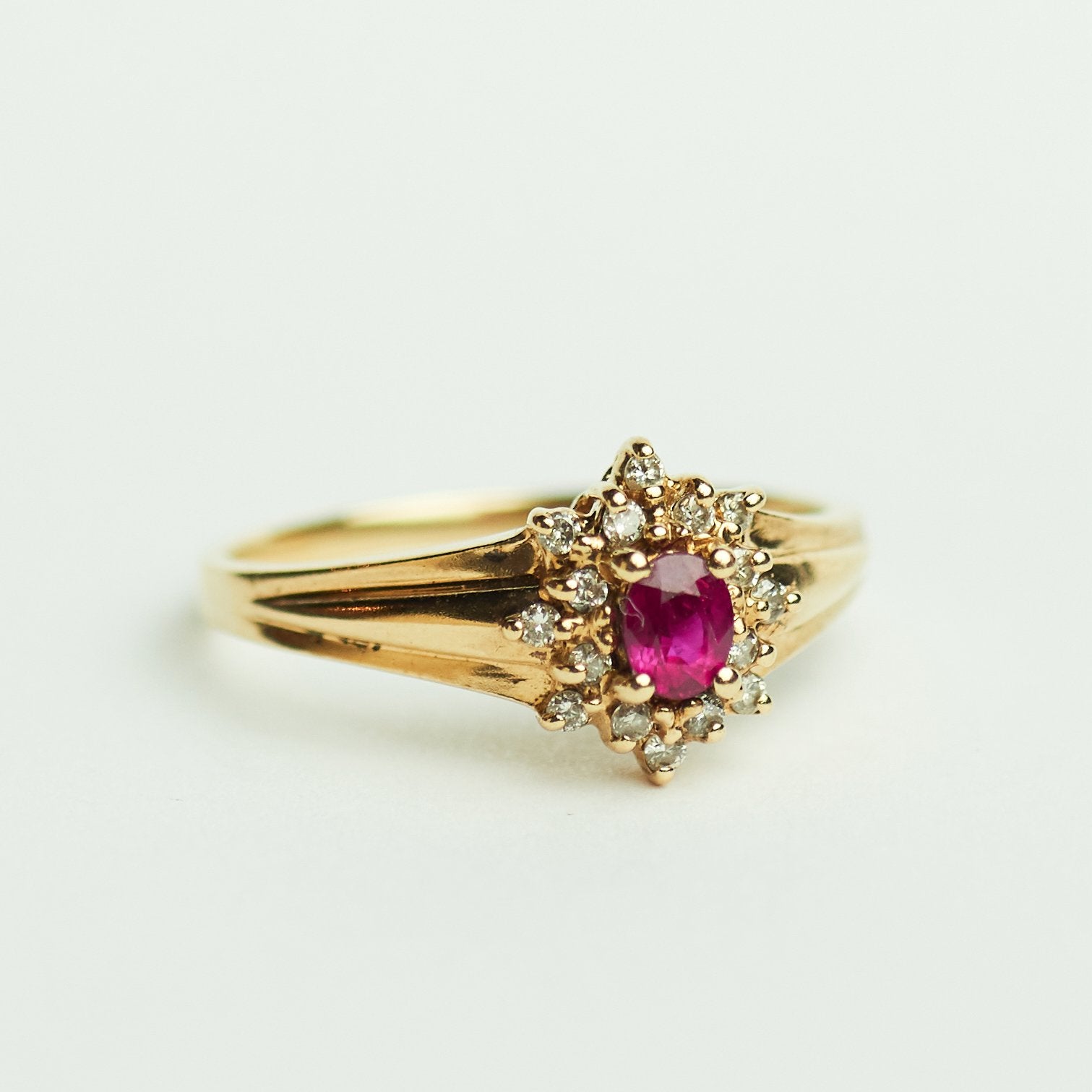 Vintage cluster ring robijn diamant, Ophalen of Verzenden, Zo goed als nieuw, 17 tot 18, Roze