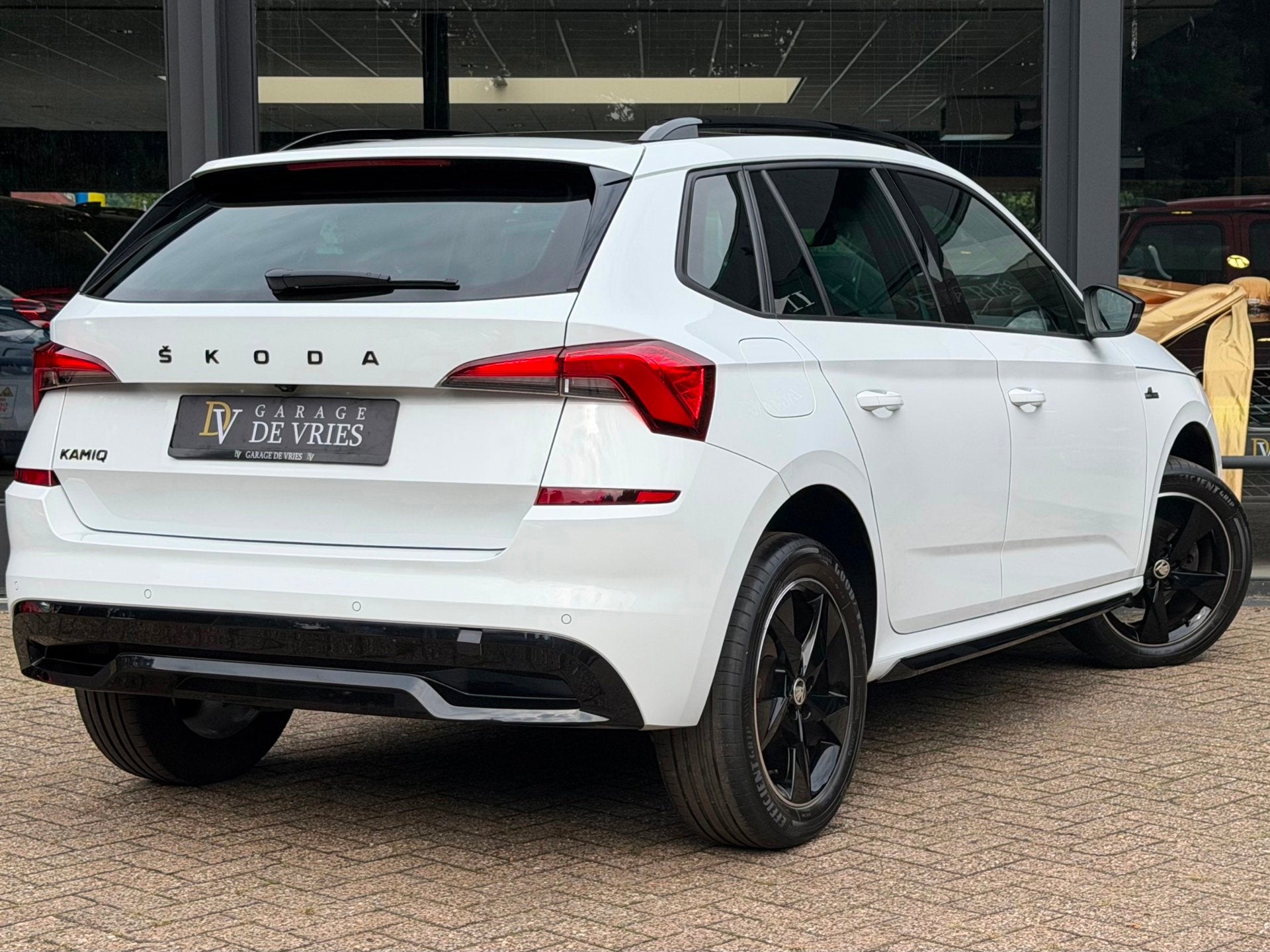 Skoda Kamiq 1.0 TSI Monte Carlo DSG Panoramadak Full Option, Dealer onderhouden, Gebruikt, Zwart, Adaptive Cruise Control