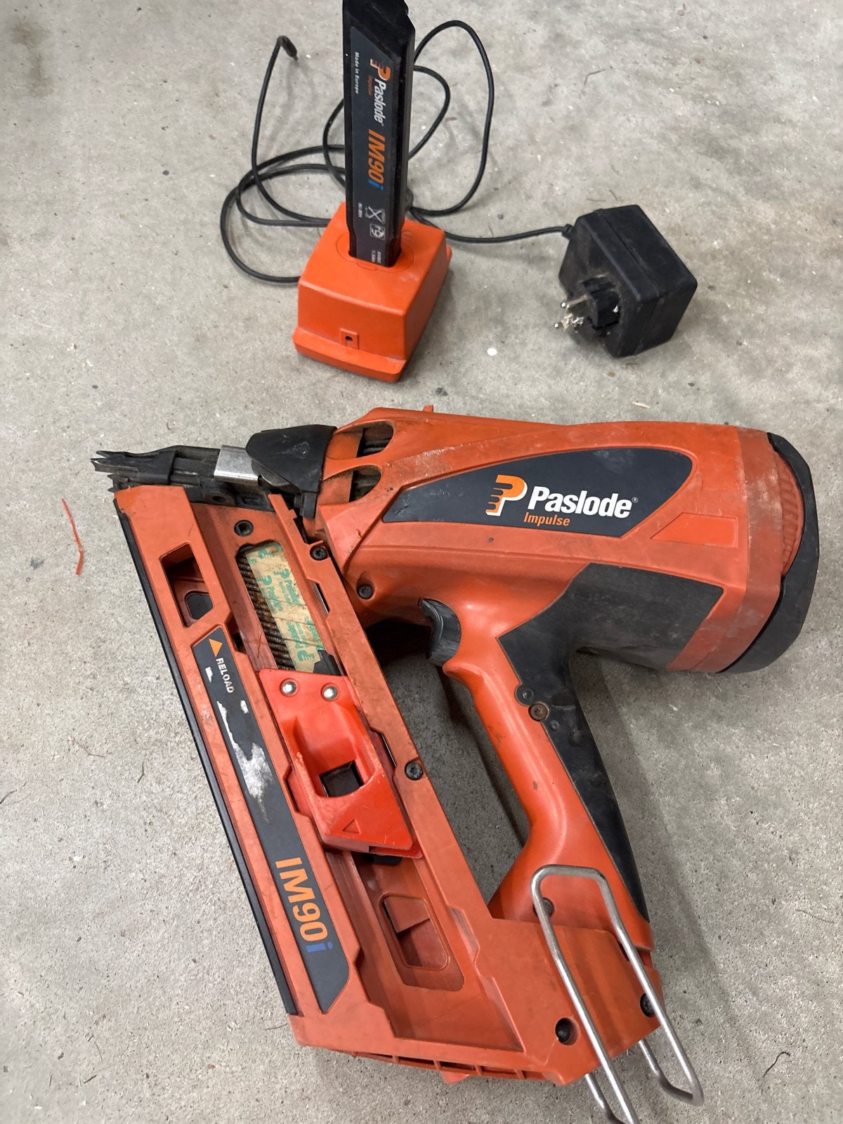 Paslode IM90i Impulse Spijkerpistool met Lader en Accu, Doe-het-zelf en Verbouw, Gereedschap | Overige machines, Ophalen of Verzenden