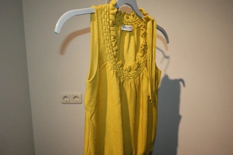 Moschino CheapandChic ei gele top wol mooie halslijn D38, Kleding | Dames, Tops, Maat 38/40 (M), Verzenden, Geel, Moschino