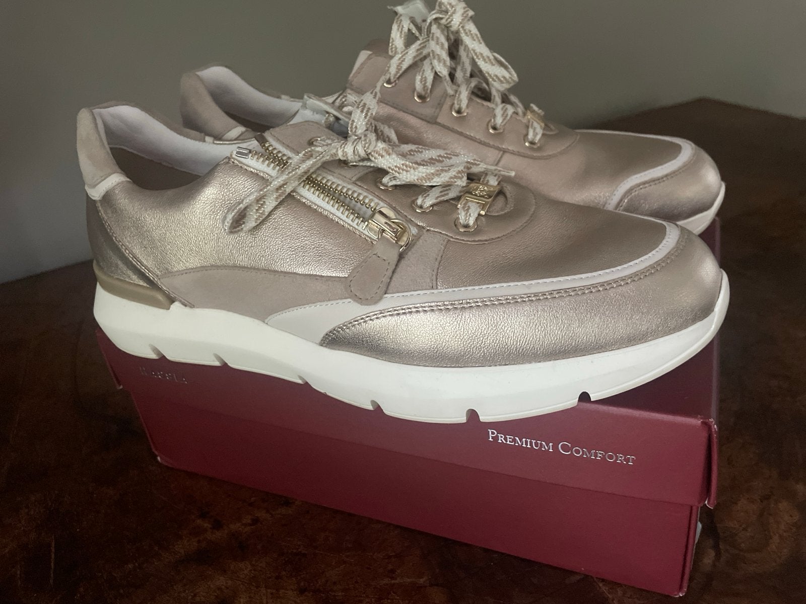 Hassia Sneakers - Zo goed als nieuw mt 39 Champagne kleur, Kleding | Dames, Schoenen, Overige kleuren, Ophalen of Verzenden, Sneakers of Gympen