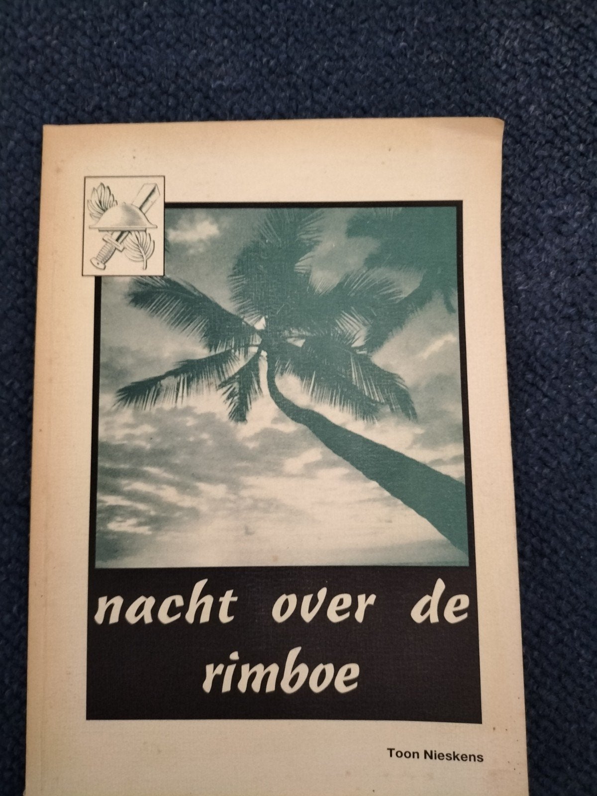 Nacht over de Rimboe - Toon Nieskens, Gelezen, Ophalen of Verzenden, Landmacht, 1945 tot heden