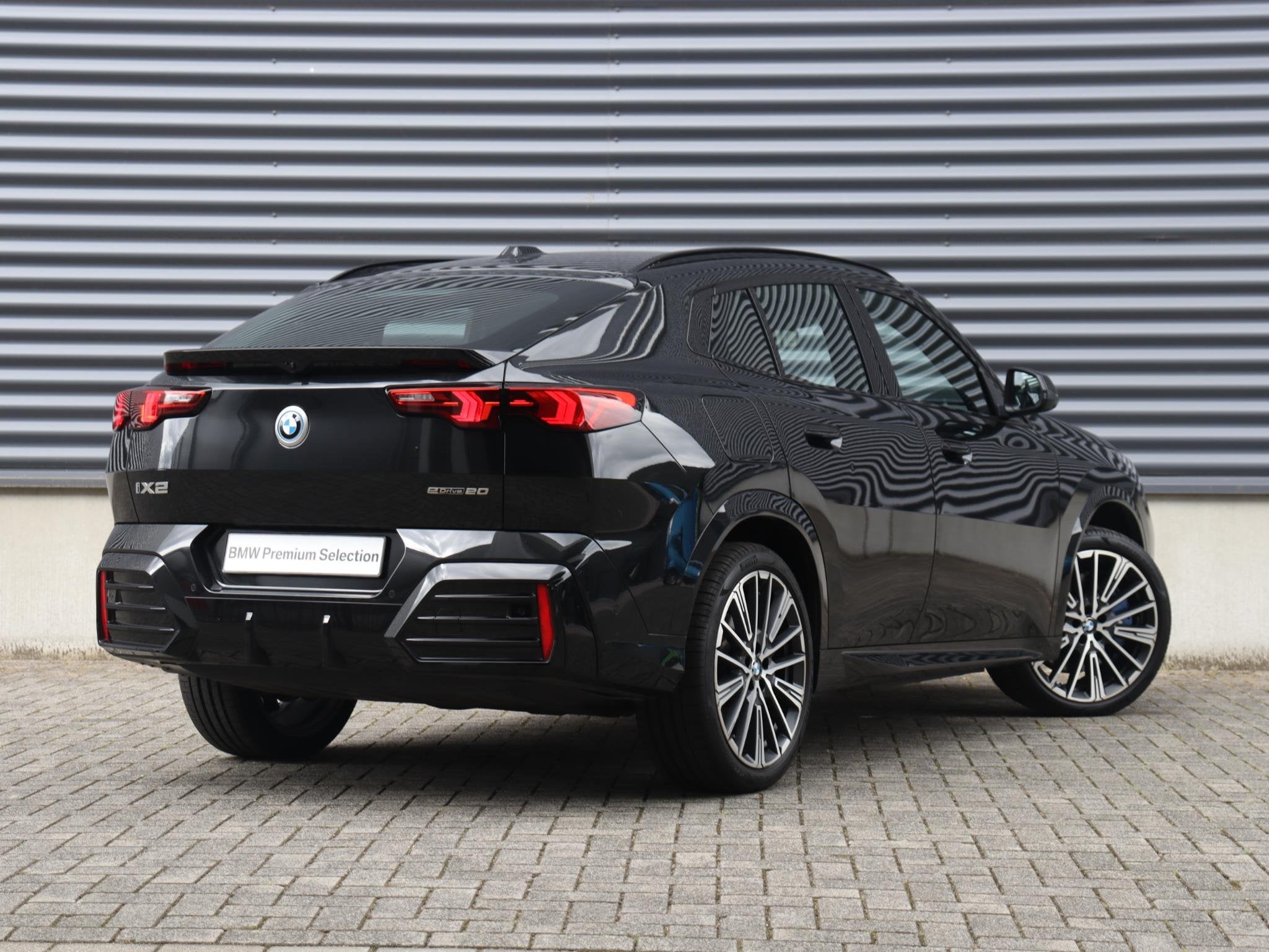 BMW iX2 eDrive20 | M Sportpakket | Innovation Pack | Head-Up, Auto's, BMW, 750 kg, Met garantie (alle), Zwart, 204 pk