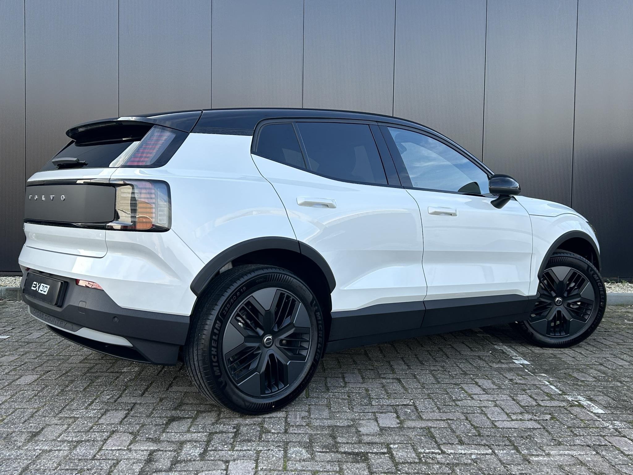 Volvo EX30 Cross Country P5 Long Range Plus Europa 69 kWh El, Achterwielaandrijving, Leder en Stof, Wit, Nieuw