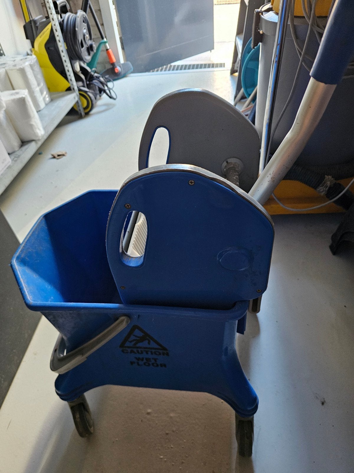 Professionele dweilemmer met pers en mop, Ophalen, Dweilemmer, -bak, of -wagen