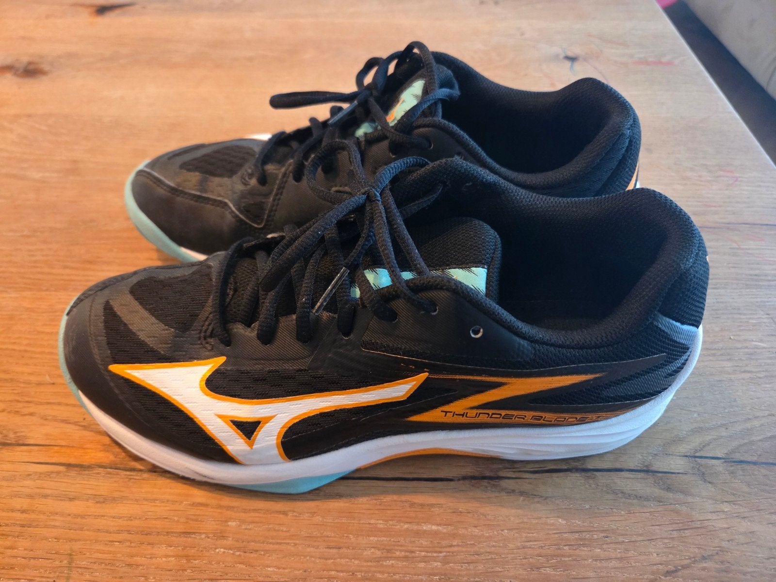 Mizuno Thunderblade Z zaalschoenen Korfbal maat 40,5, Sport en Fitness, Korfbal, Ophalen of Verzenden, Zo goed als nieuw