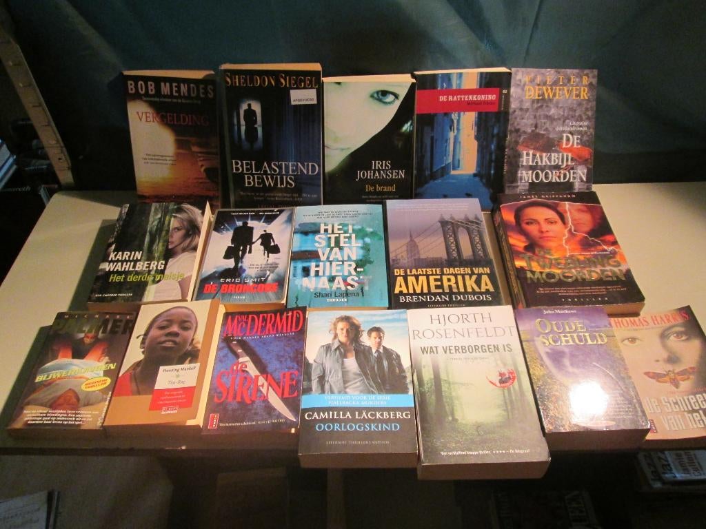 17 Nederlandstalige Thrillers, Ophalen of Verzenden, Zo goed als nieuw