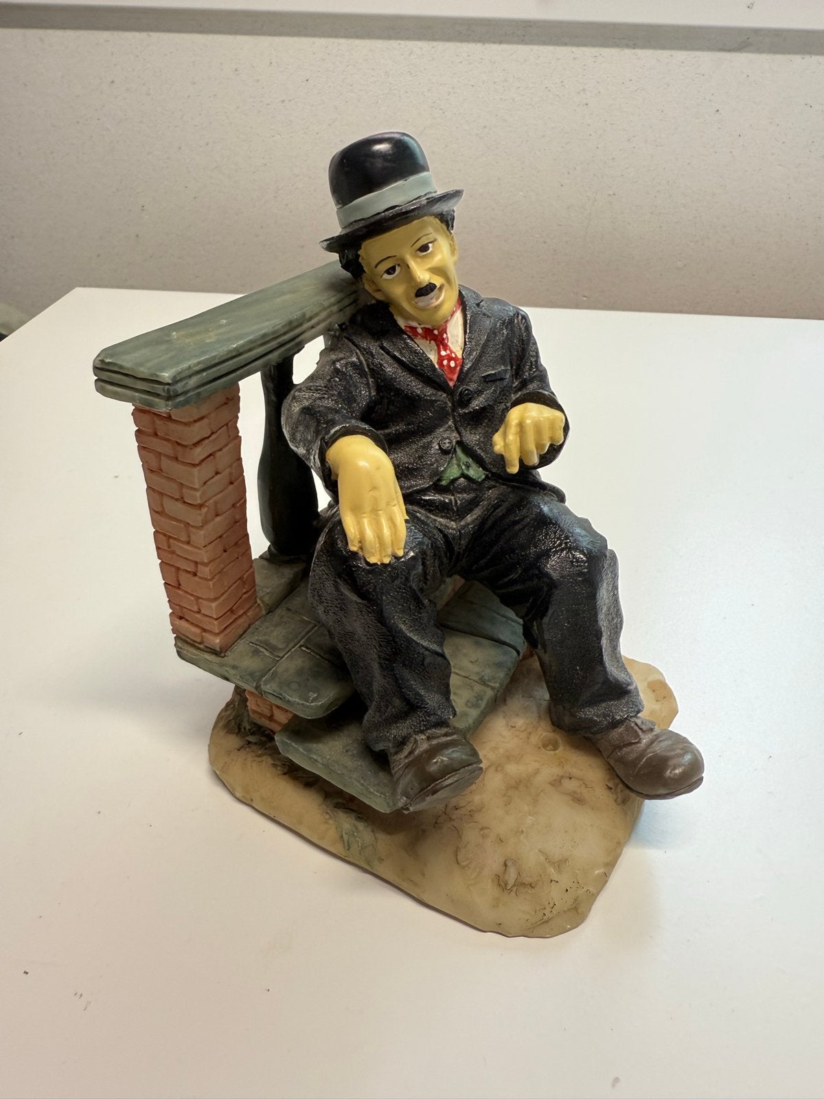 Beeldje Charlie Chaplin op bankje, Minder dan 20 cm, Ophalen of Verzenden, Steen of Keramiek, Beeld
