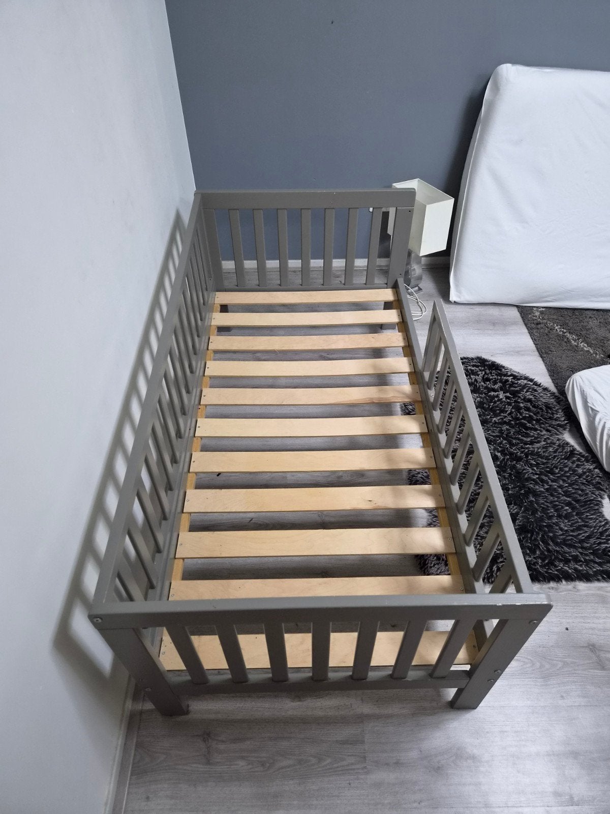 Peuterbed grijs 90 x 140, Lattenbodem, 85 tot 100 cm, Gebruikt, 140 tot 160 cm