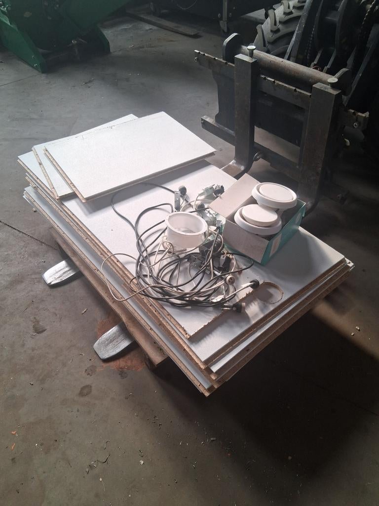 8m2 Agnes plafond platen met 6 spotjes, Doe-het-zelf en Verbouw, Platen en Panelen, Ophalen, Zo goed als nieuw