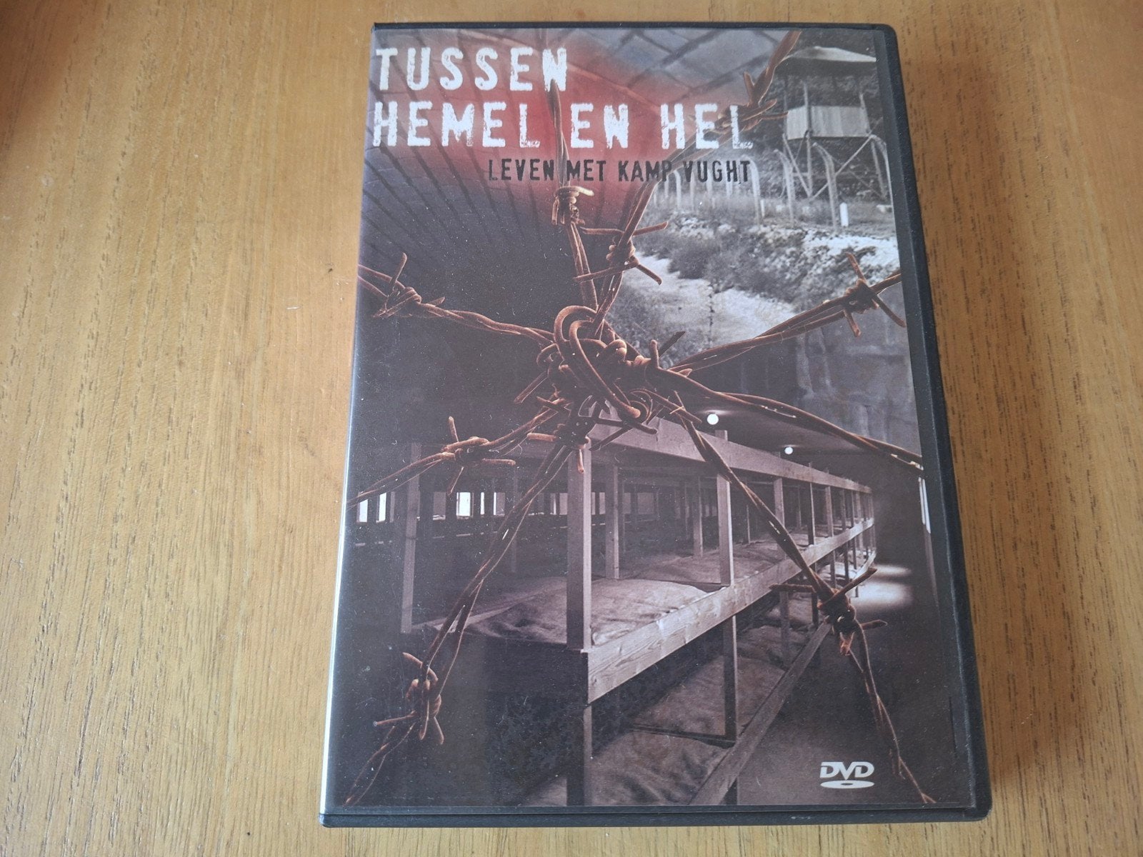 Tussen Hemel en Hel ( Leven met kamp Vught ), Alle leeftijden, Ophalen of Verzenden, Zo goed als nieuw