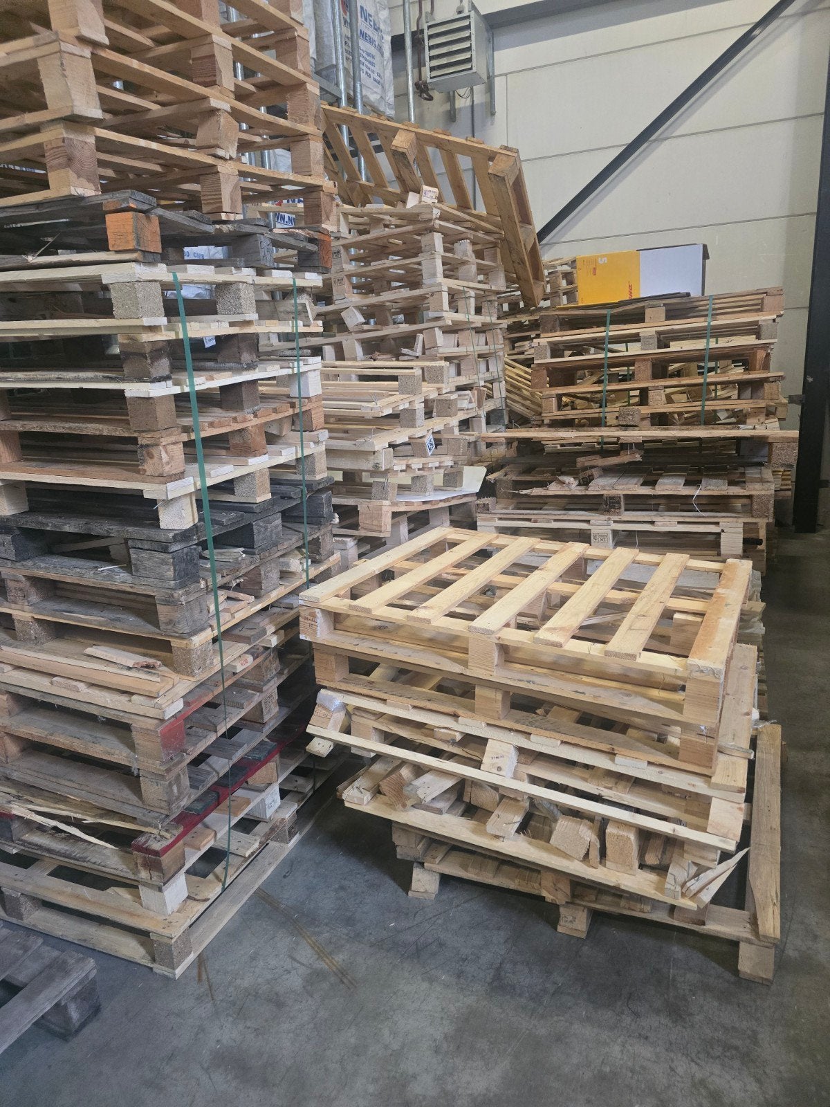 Kapotte pallets voor openhaard - Gratis af te halen, Ophalen, Gebruikt, Pallet, Minder dan 200 cm
