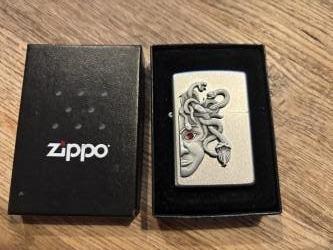 Zippo Medusa 3D nieuw in doos, Verzamelen, Rookartikelen, Aanstekers en Luciferdoosjes, Nieuw, Aansteker, Ophalen of Verzenden