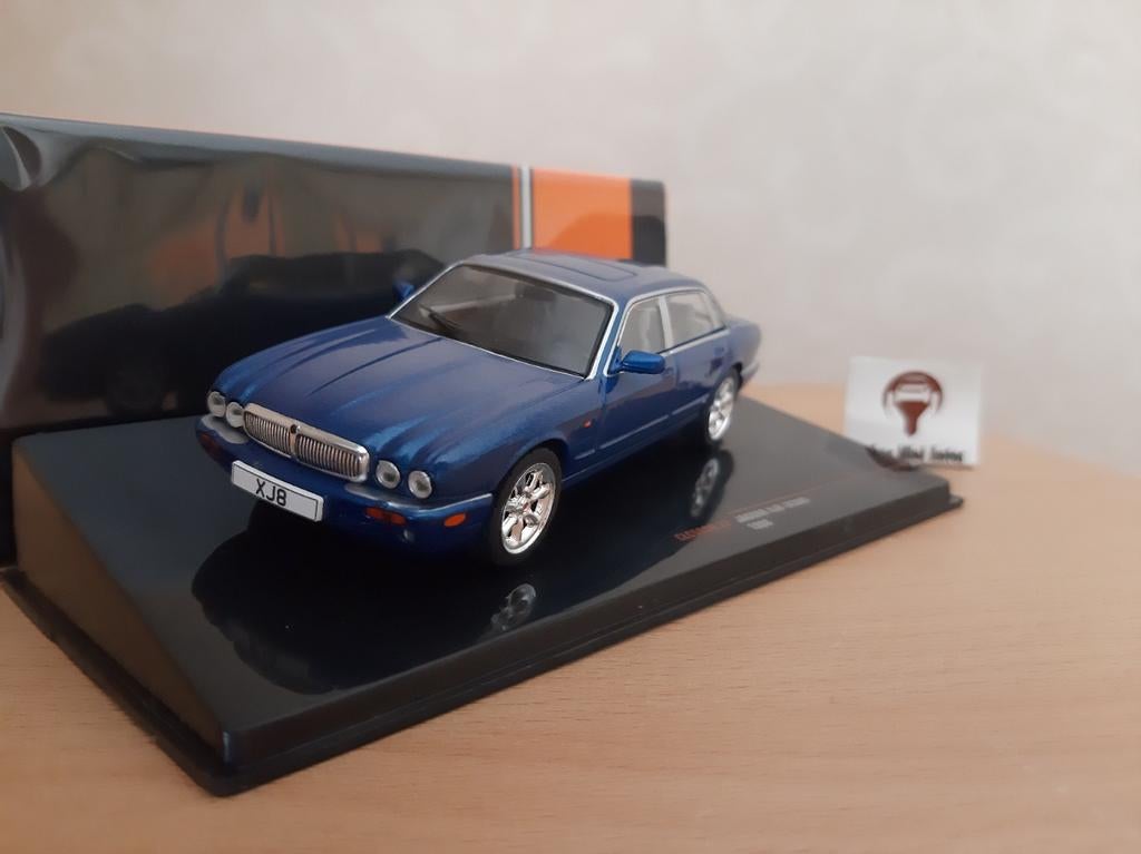Jaguar XJ8 (X308) 1998 Royal Blue Metallic van IXO 1:43, Overige merken, Auto, IXO, Nieuw