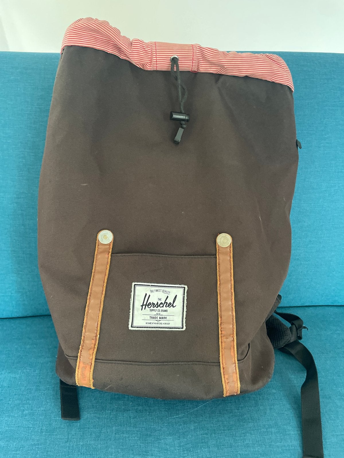 Herschel rugzak - zwart met rood gestreepte binnenkant, Sieraden, Tassen en Uiterlijk, Tassen | Rugtassen, Gebruikt, 25 tot 40 cm