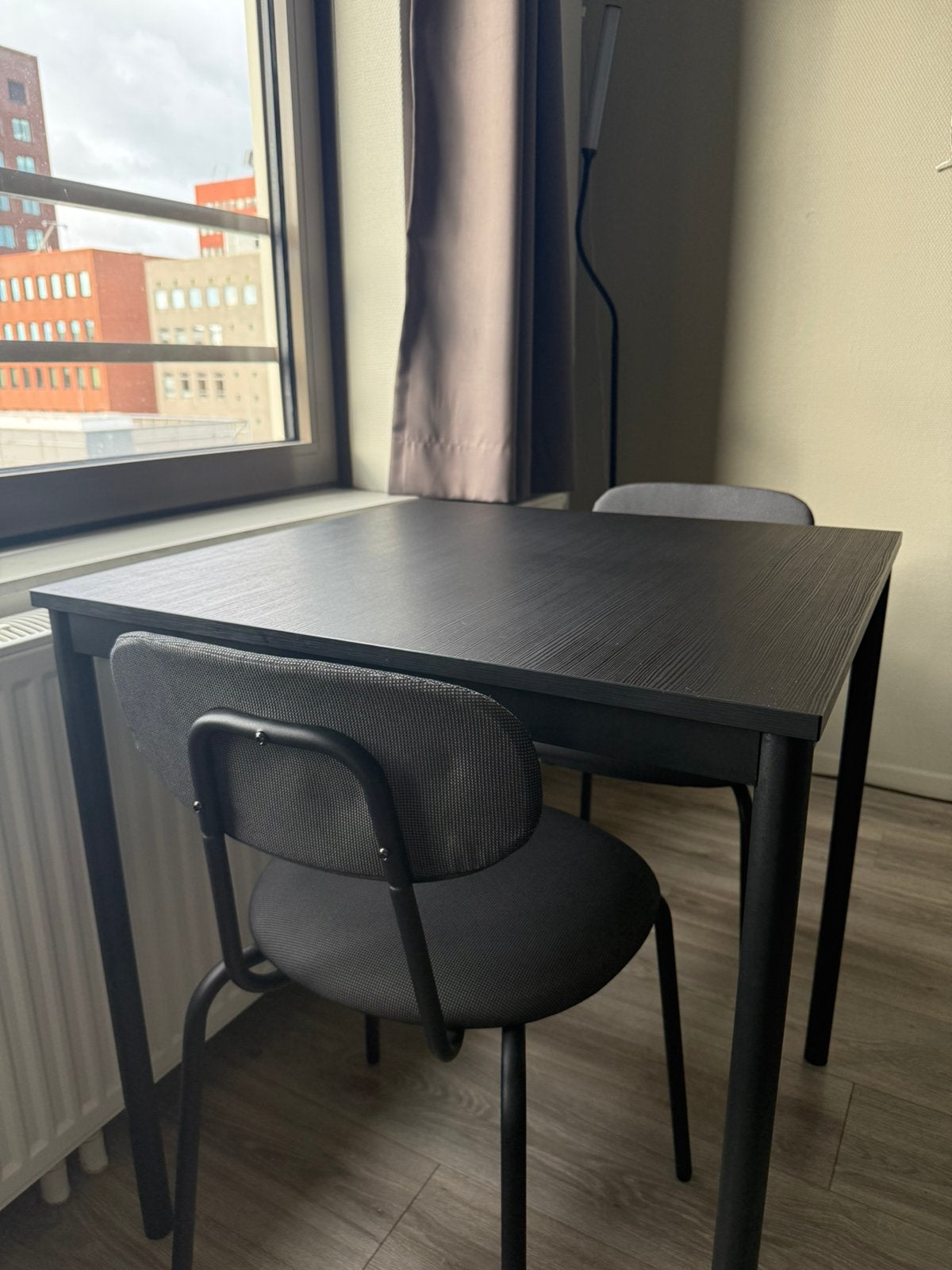 Zwarte tafel en twee stoelen (Table and two chairs), Ophalen, Zo goed als nieuw, Rechthoekig, 50 tot 100 cm