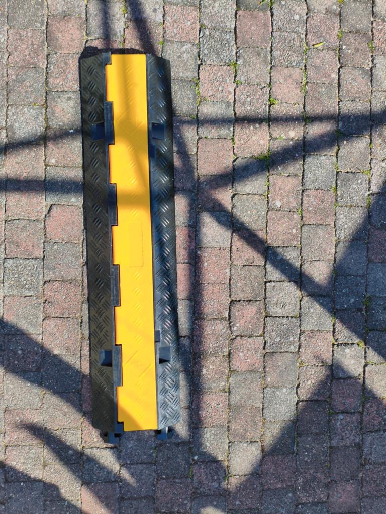 Kabelgoot / Kabelbrug - Zwart met Geel, Ophalen, Zo goed als nieuw