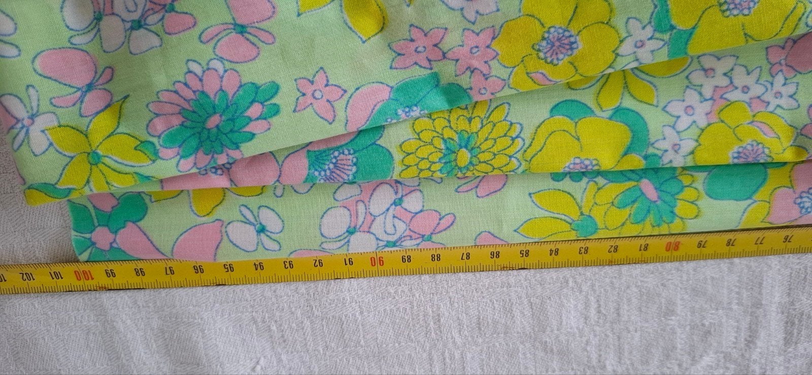 @mooi oud lapje met rose-gele-groene bloemen op lichtgroen@, Overige kleuren, 120 cm of meer, 200 cm of meer, Ophalen of Verzenden
