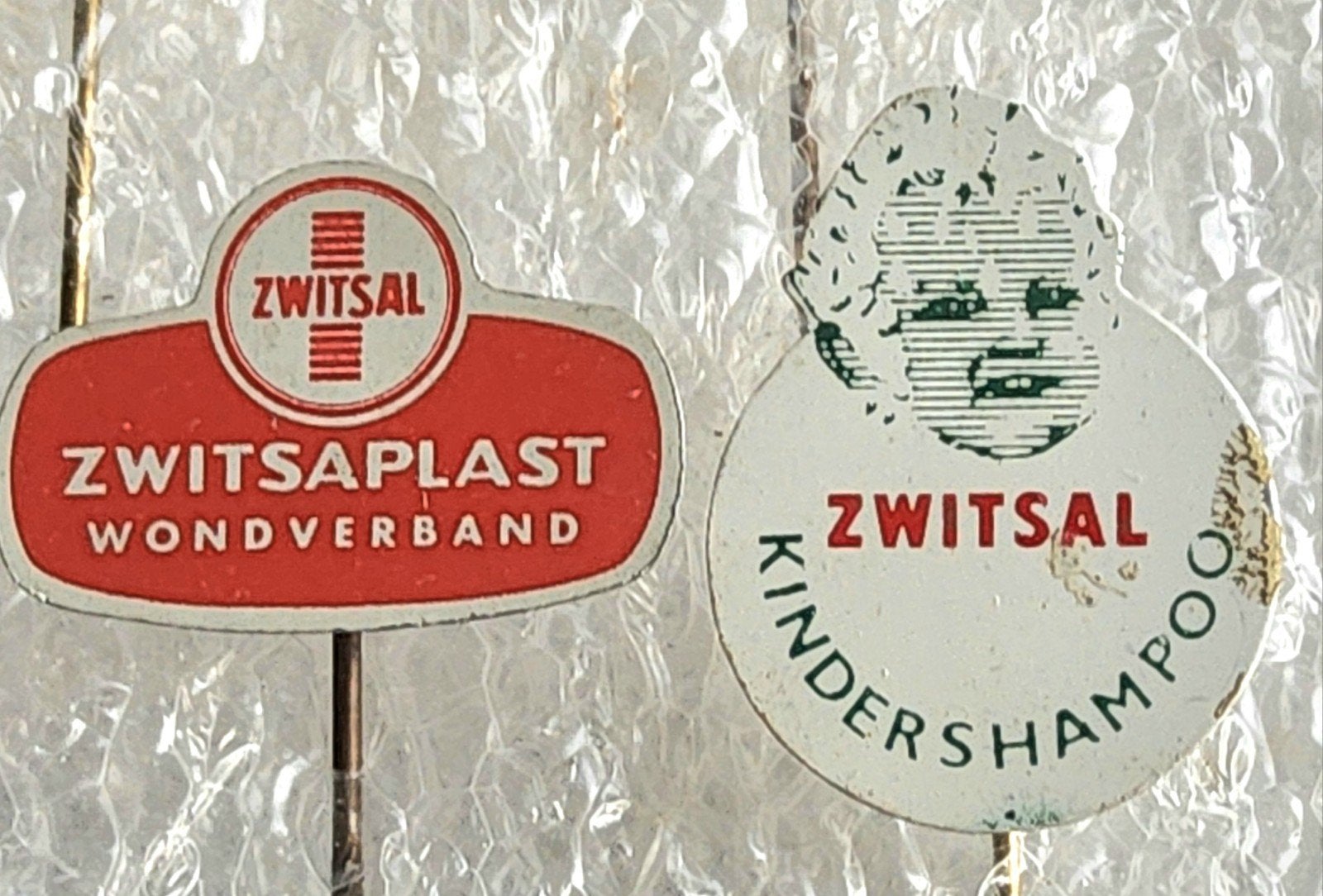 2 Vintage Zwitsal Speldjes: Zwitsaplast & Kindershampoo, Ophalen of Verzenden, Gebruikt, Merk, Speldje of Pin