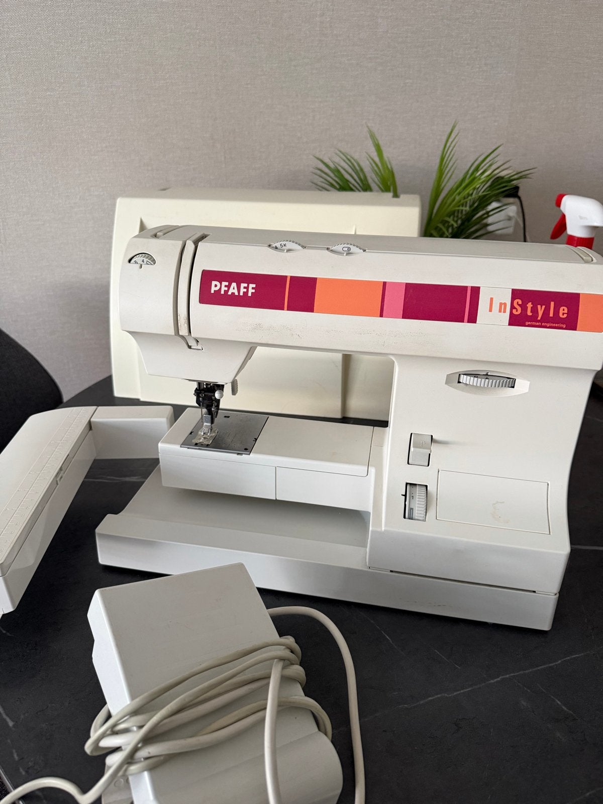 Pfaff InStyle Naaimachine - Nieuwstaat met accessoires, Ophalen, Zo goed als nieuw, Overige typen