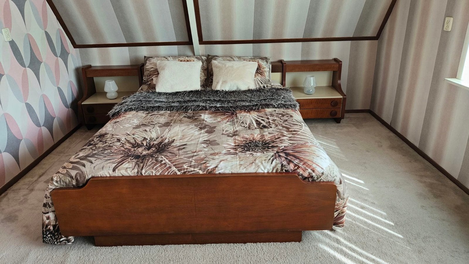 Vintage tweepersoonsbed met nachtkastjes - Hout, Ophalen, Gebruikt, Bruin, Klassiek