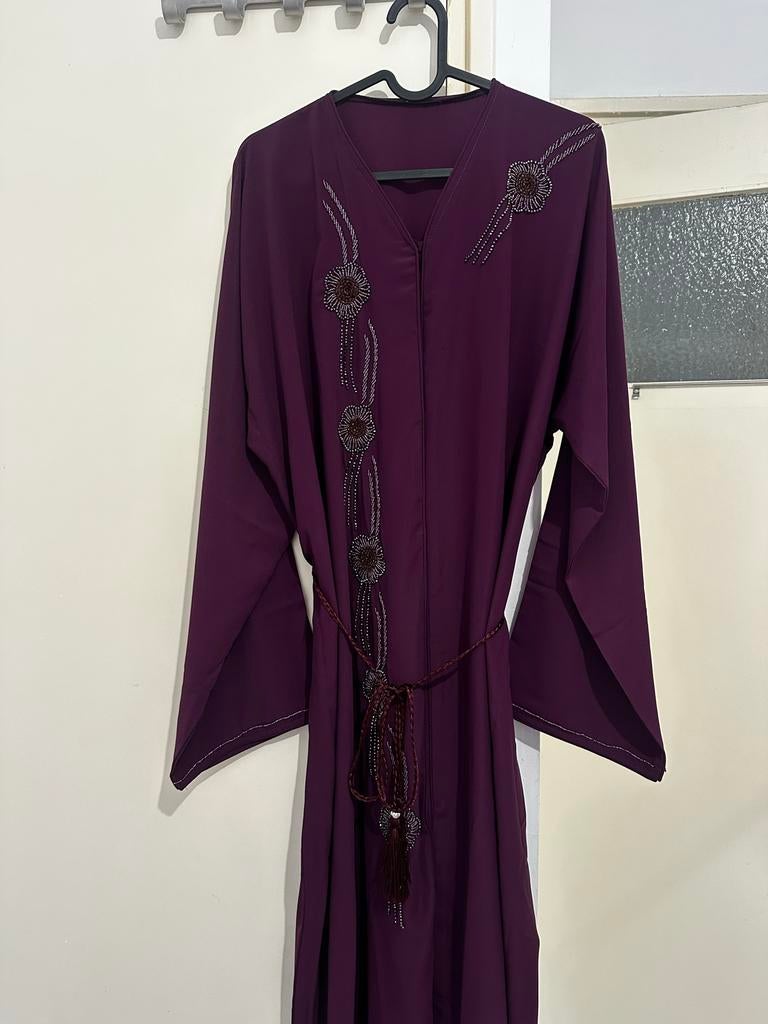 Elegante paarse abaya met borduursels en riem, Kleding | Dames, Jurken, Ophalen of Verzenden, Nieuw, Paars, Boven de knie