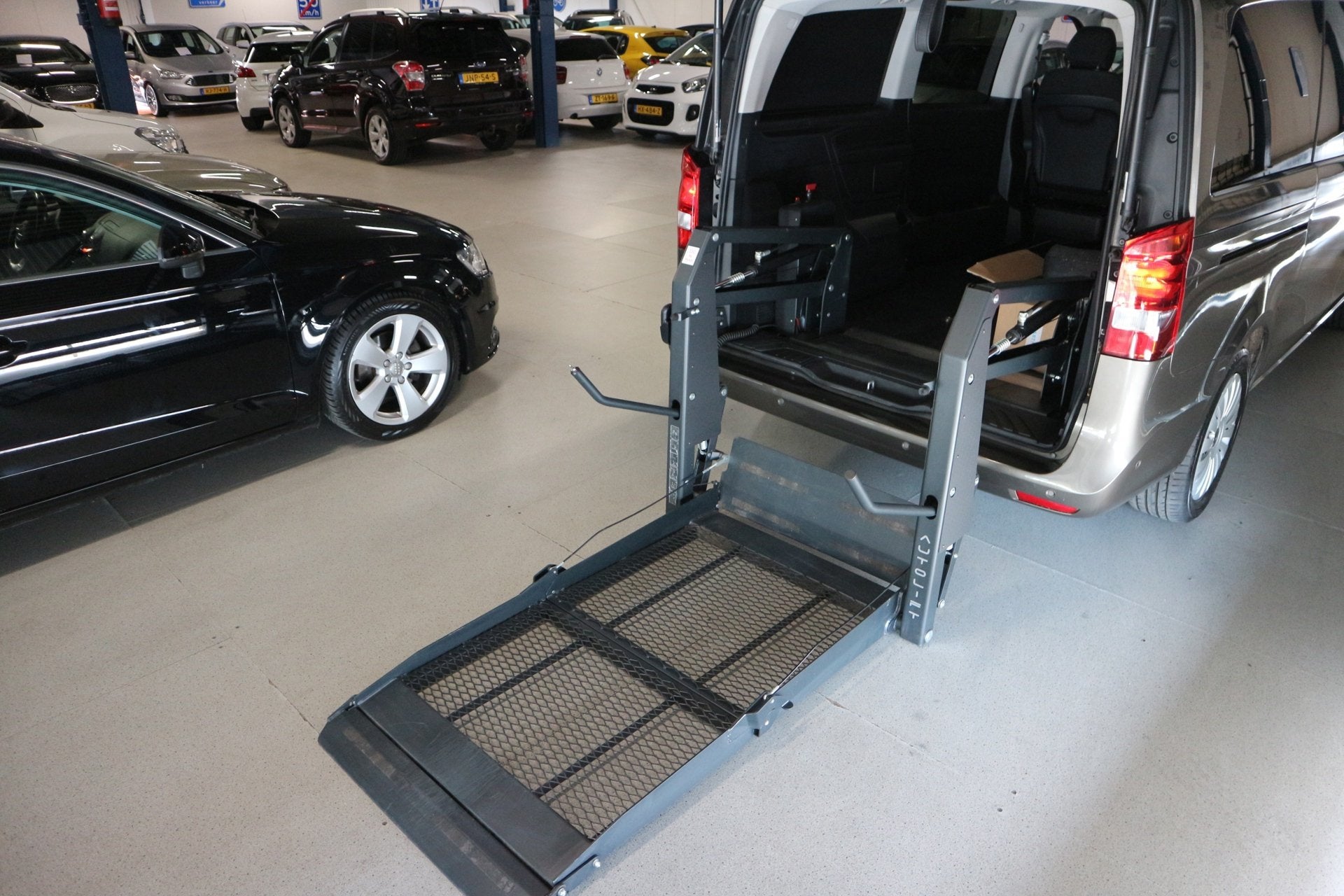 Mercedes-Benz V-klasse 200d / ROLSTOEL VERVOER / MINDER VALI, Automaat, Euro 6, 4 cilinders, Bedrijf